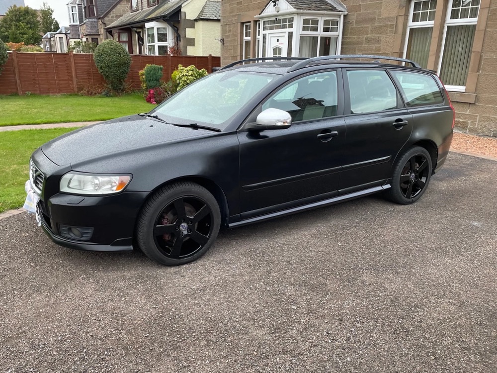 Volvo V50 with alloy wheels refinished in gloss black